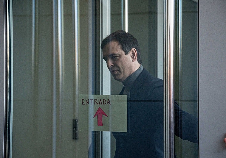 David Sánchez acude a la Audiencia de Badajoz para recoger la notificación del juicio