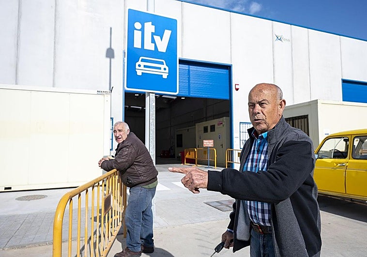 Quejas por la falta de citas tras el traslado de la ITV de Badajoz: «Antes iba mal, pero ahora está peor»