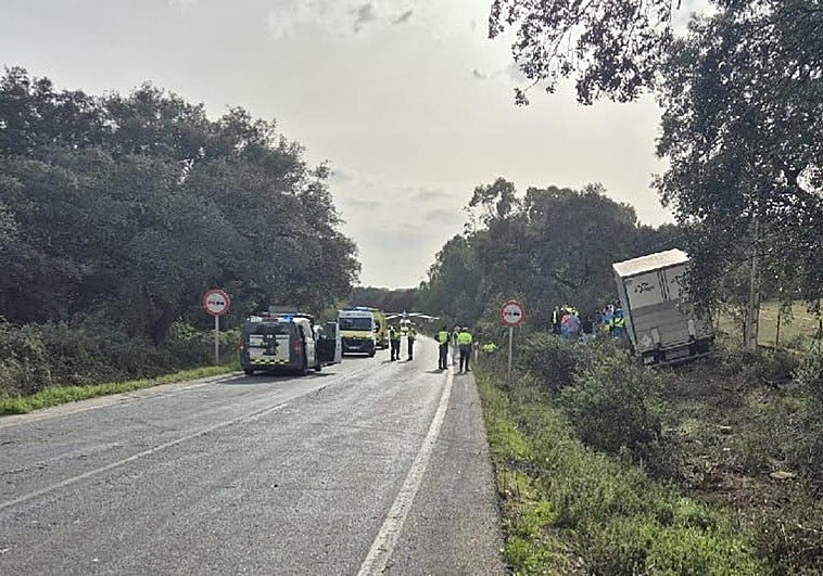 Muere un hombre de 58 años tras salirse de la vía un camión en Oliva de la Frontera