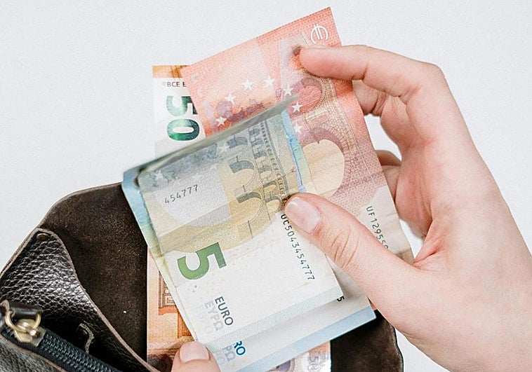 Esto es lo que ocurre si donas dinero en efectivo a un familiar: Hacienda aclara cuándo no tributa en el IRPF