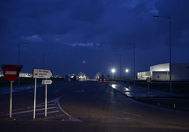 Media plataforma logística de Badajoz se queda a oscuras por el robo de cableado