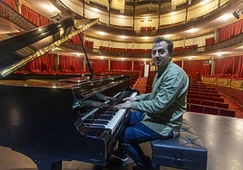 José María Villegas, este martes sobre el escenario del Gran Teatro de Cáceres, donde actuará mañana por la tarde.