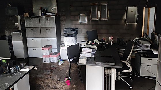 Un incendio en un local quema una oficina y alerta a los vecinos de un edificio en Badajoz