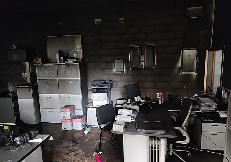 Un incendio en un local calcina una oficina y alerta a los vecinos de un edificio en Badajoz