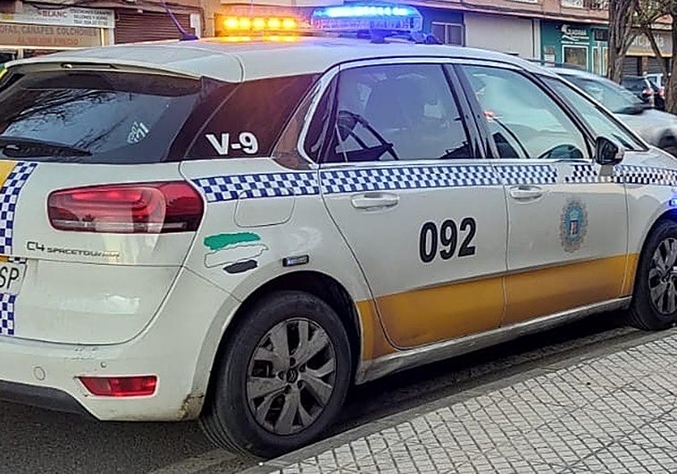 Dos heridos tras un choque entre una moto y un coche en la rotonda del Puente Real en Badajoz