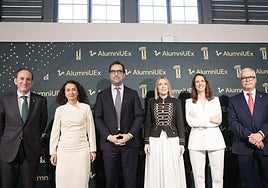 Foto de 'familia' durante la celebración de la primera gala Alumni de la Universidad de Extremadura