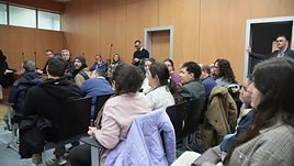 Jueces de Badajoz resuelven dudas en un día de puertas abiertas con juicio simulado y visita al calabozo