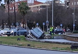 Fotos | Vehículo metido en la fuente de Isabel de Portugal tras sufrir un accidente en Badajoz