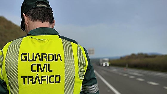 Cortan la autovía A-5 en el término de Escurial para retirar un camión accidentado