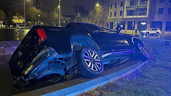 Un conductor que ha dado positivo en alcoholemia acaba con su coche en la fuente de Isabel de Portugal de Badajoz