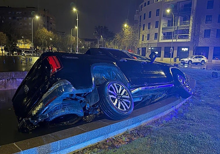 Un conductor acaba con su coche en la fuente de Isabel de Portugal tras sufrir un accidente en Badajoz