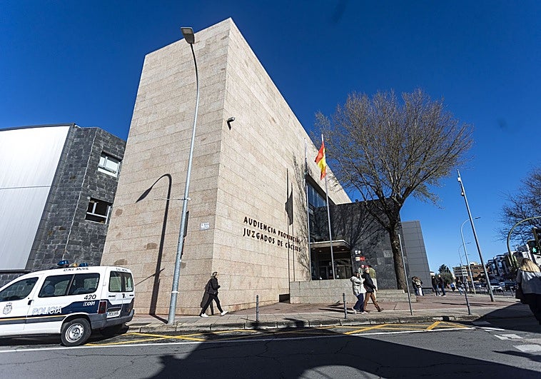 A juicio por insultar en la calle a un hombre que llevaba las uñas pintadas en Cáceres