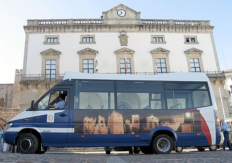 Los vecinos de la parte antigua de Cáceres proponen que un minibús eléctrico recorra el barrio