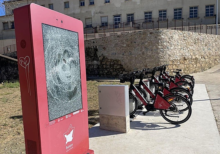 Destrozos en una base de las bicis eléctricas de Badajoz un mes después de su estreno