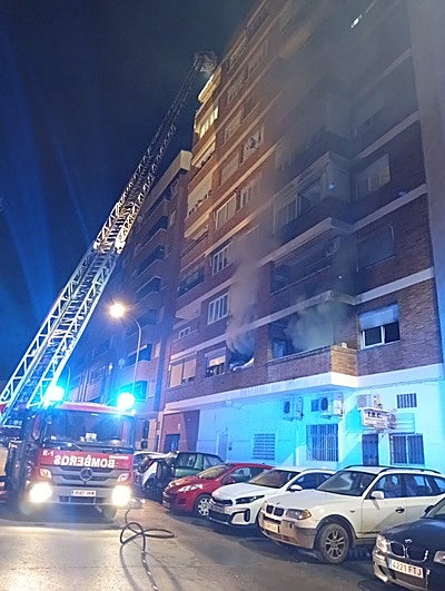 Desalojan en Badajoz un bloque de ocho plantas por el incendio en una vivienda