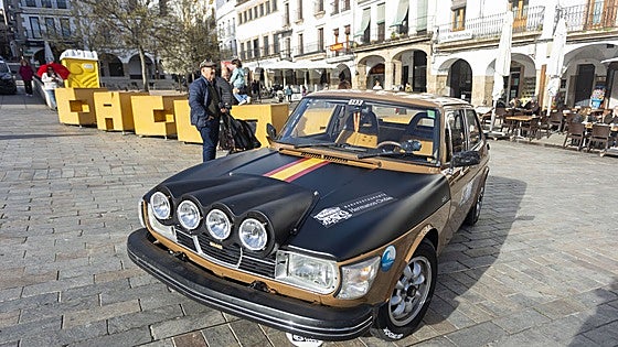 Las mejores imágenes de los coches clásicos en la Plaza Mayor de Cáceres