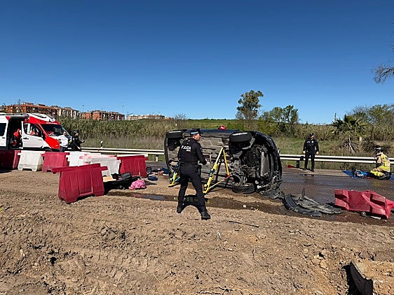 Dos personas excarceladas tras volcar un coche en la zona en obras de la carretera de Sevilla