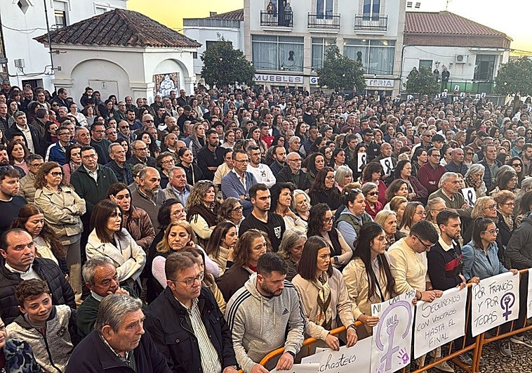 Clamor en Hornachos con más de mil personas arropando a la familia de Francisca Cadenas