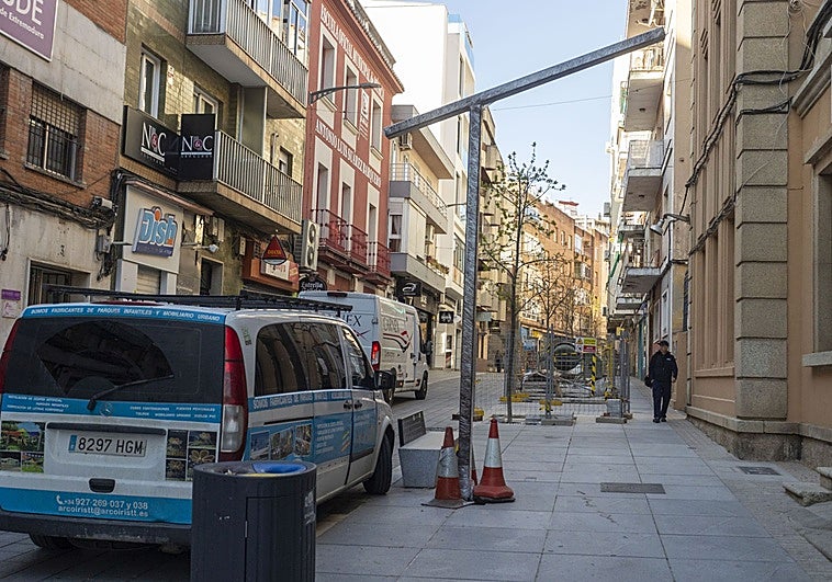 La cacereña calle Gómez Becerra estrenará su refugio climático a finales de mes