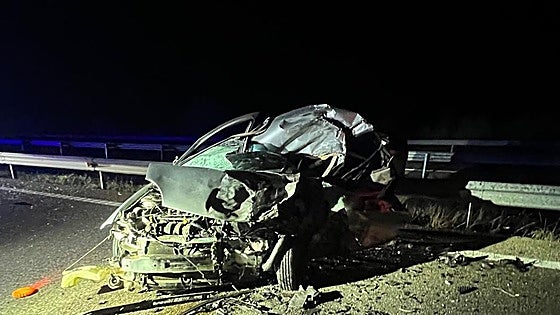 Un muerto y un herido grave en la A-5 cerca de Mérida tras un aparatoso choque frontal entre dos vehículos