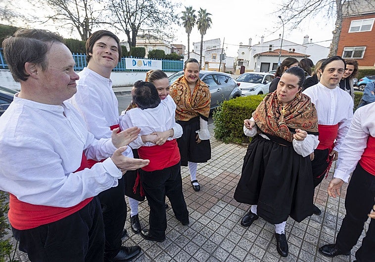 «Bailando todos somos iguales»: Down Cáceres se rinde al folclore