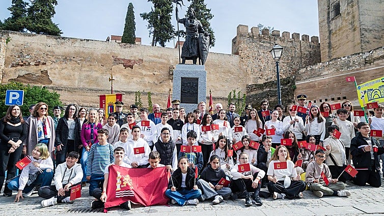 Bandera carmesí ondea en Badajoz con el sabor de las mejores torrijas