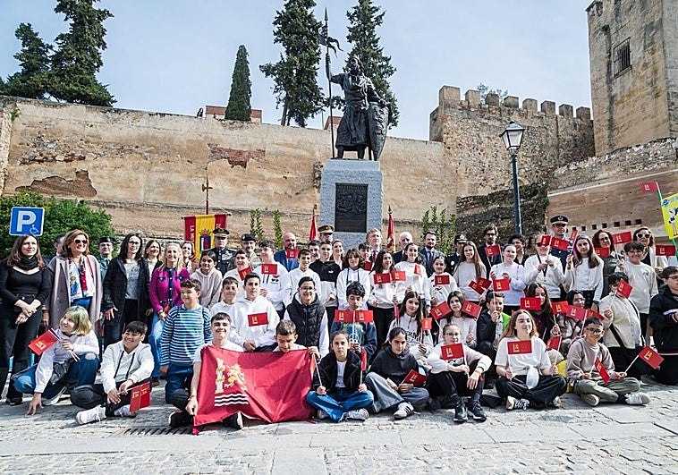 Bandera carmesí ondea en Badajoz con el sabor de las mejores torrijas