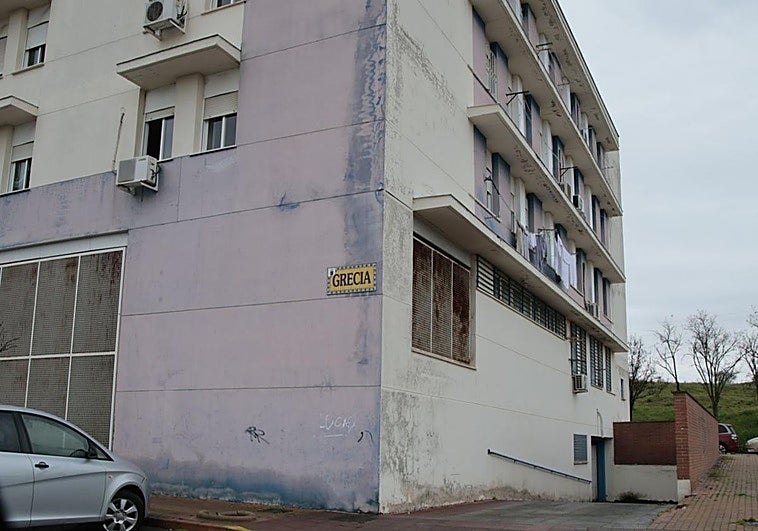 La policía registra una vivienda en el Cerro de Reyes para tratar de esclarecer el enfrentamiento entre dos familias