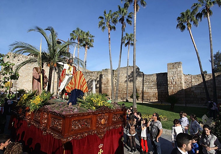 Las procesiones de La Cena y La Infantil estrenan con bullicio la Semana Santa emeritense
