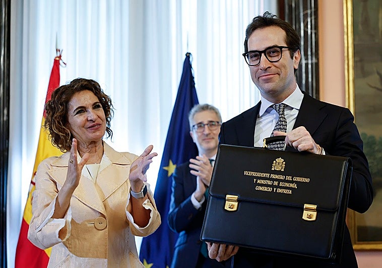 Carlos Cuerpo vuelve a recordar a su abuelo en la toma de posesión como vicepresidente