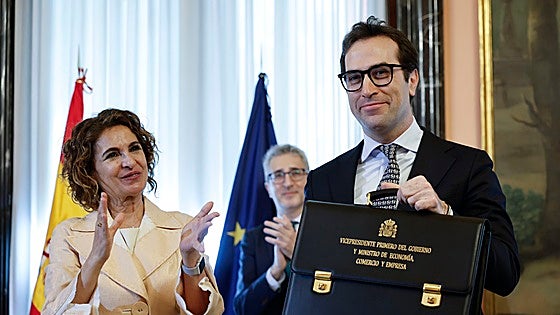 Carlos Cuerpo vuelve a recordar a su abuelo en la toma de posesión como vicepresidente