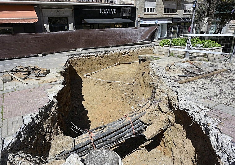 La obra de la avenida de Huelva de Badajoz se para parcialmente tras encontrar restos óseos