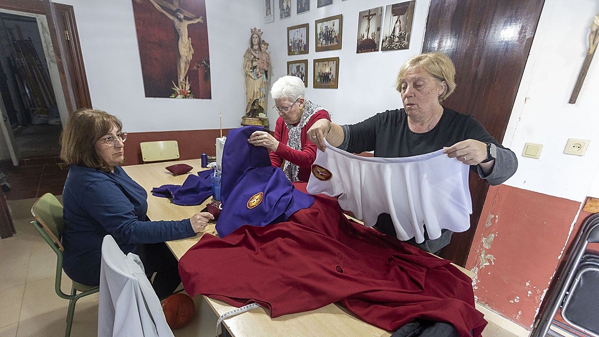 El coste de salir de nazareno en Extremadura: del alquiler del traje a los 300 euros