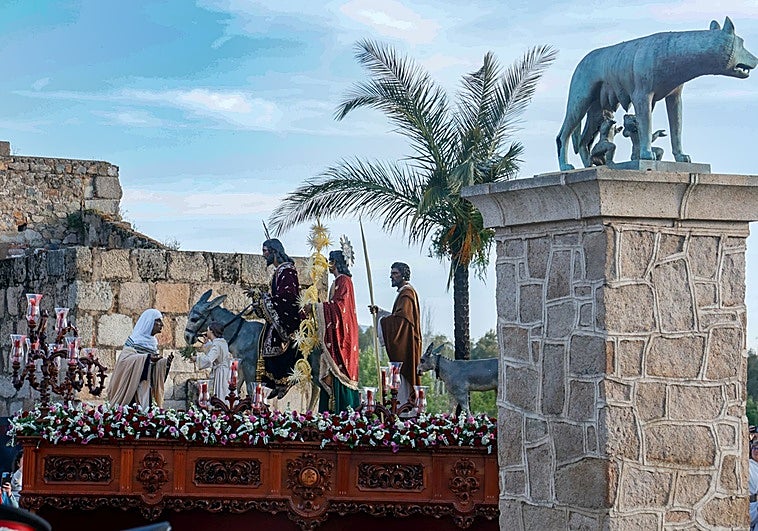 La Cena y La Burrita dibujan en Mérida unas espléndidas estaciones de penitencia con calles repletas