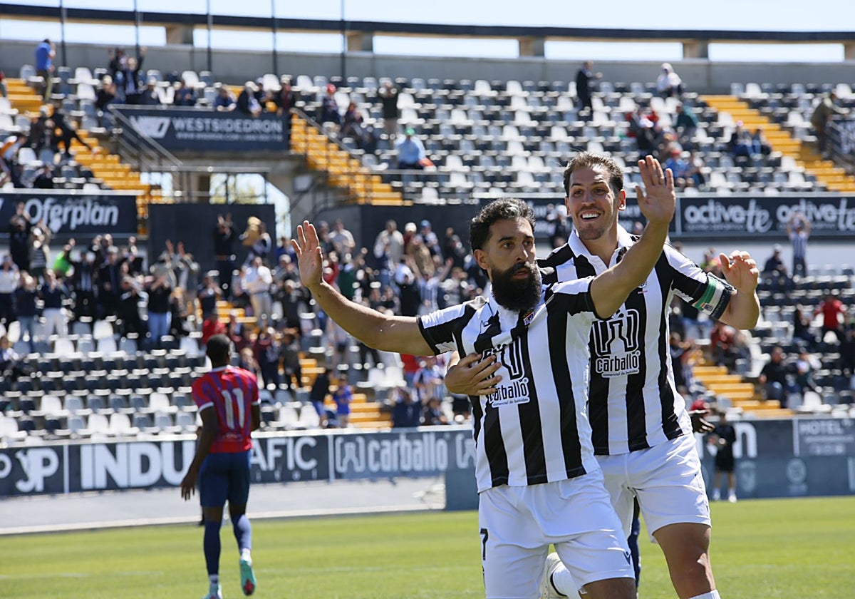 Carlos Bravo celebra el tanto que puso el 2-1 definitivo ante el Cabeza del Buey.