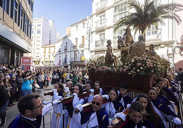 El frío y el sol compiten en una procesión de la Burrina que llena las calles cacereñas