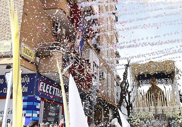 San Roque colma de flores a la Virgen de la Palma en su procesión de La Borriquita
