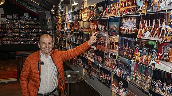 El bar la Buhardilla se empapela con 805 fotos de murgas del Carnaval de Badajoz