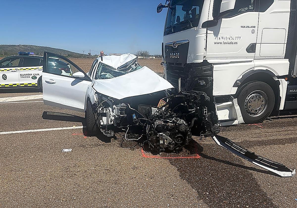 Muere una mujer en un choque entre un turismo y un camión en la N-430