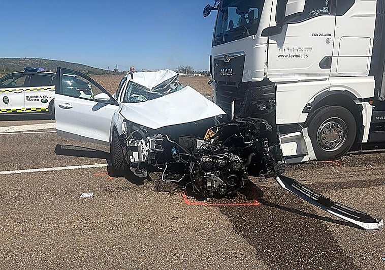 Muere una mujer en un choque entre un turismo y un camión en la N-430