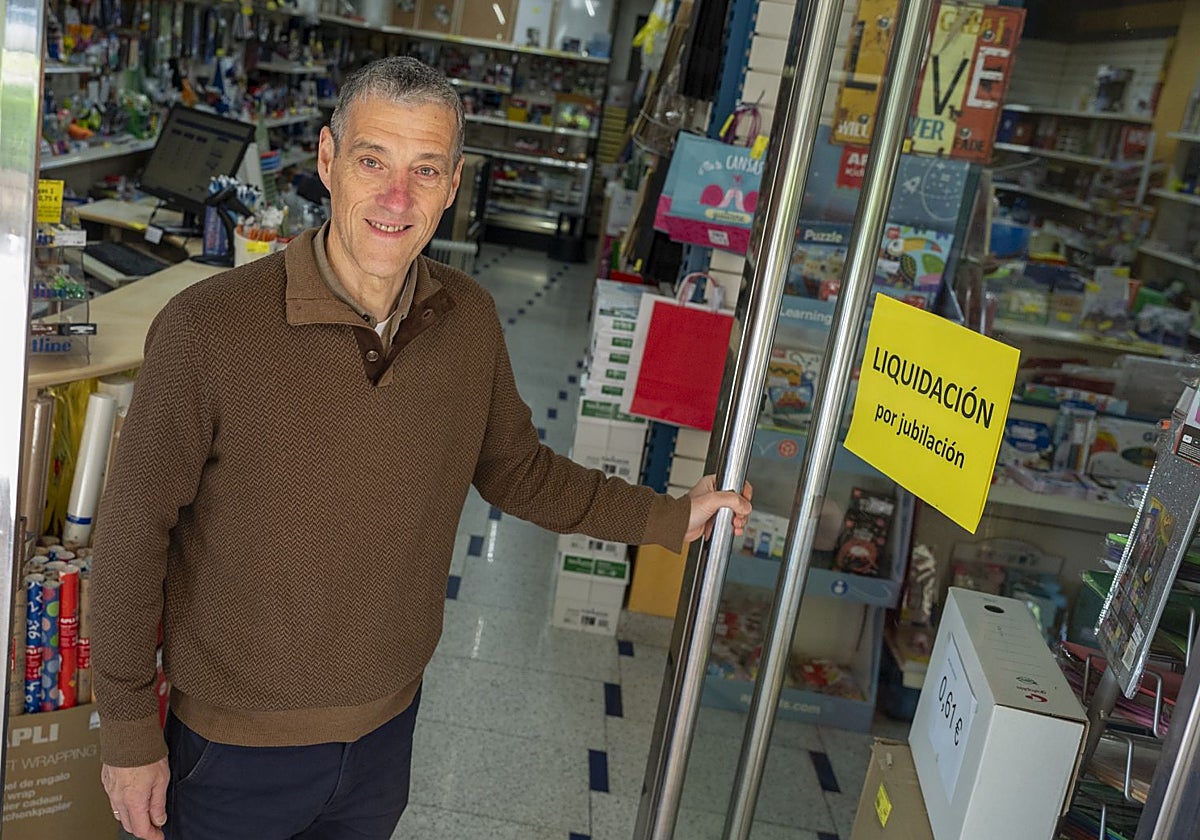 Artifes cierra su librería y tienda de Carnaval tras 50 años de historia de Badajoz