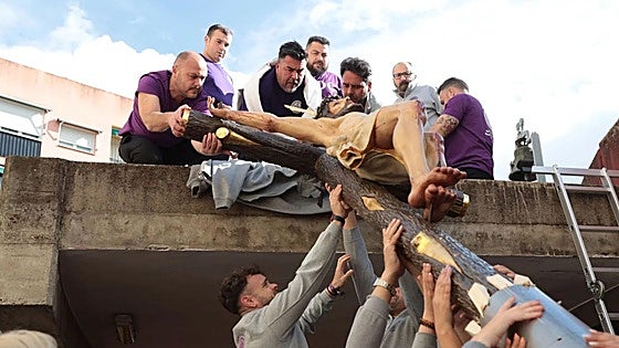 La colocación del Cristo de San Fernando se adelanta y la Espina procesiona con hermano mayor