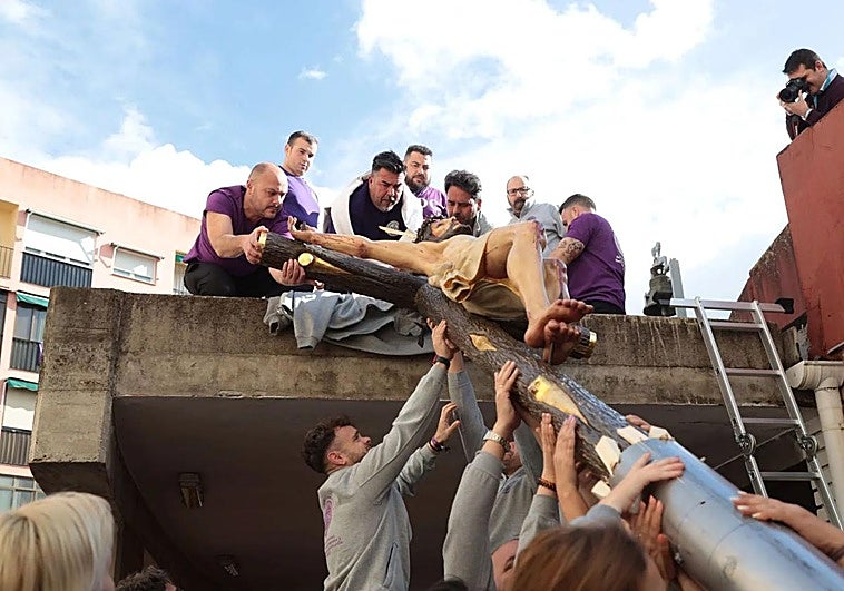 La colocación del Cristo de San Fernando se adelanta y la Espina procesiona con hermano mayor