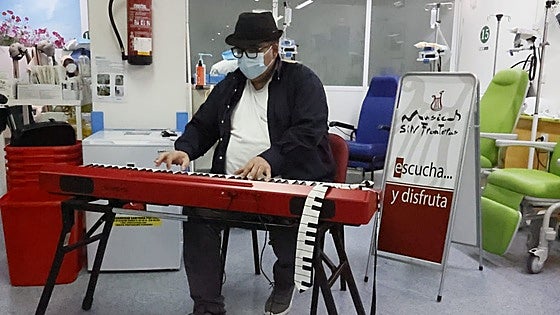 El músico Pedro 'Monty' ofrece un concierto solidario a pacientes oncológicos