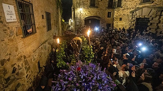 El Cristo Negro y la Virgen de la Esperanza protagonizan un anhelado Miércoles Santo en Cáceres