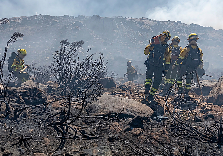 El fuerte viento impide las labores de extinción en el incendio de Losar de la Vera