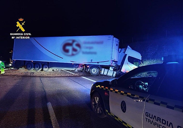 Un camión se sale de la A-5, invade el otro carril y provoca el corte de la autovía