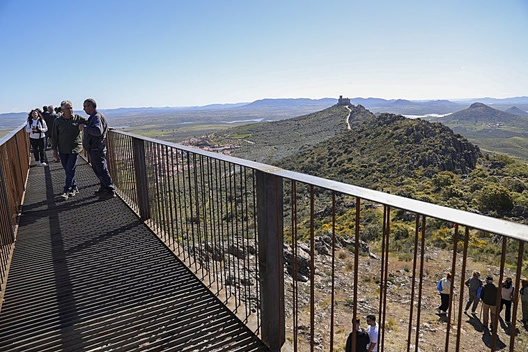 Más de 50.000 kilos de hierro para levantar el mirador sobre la Serena y la Siberia