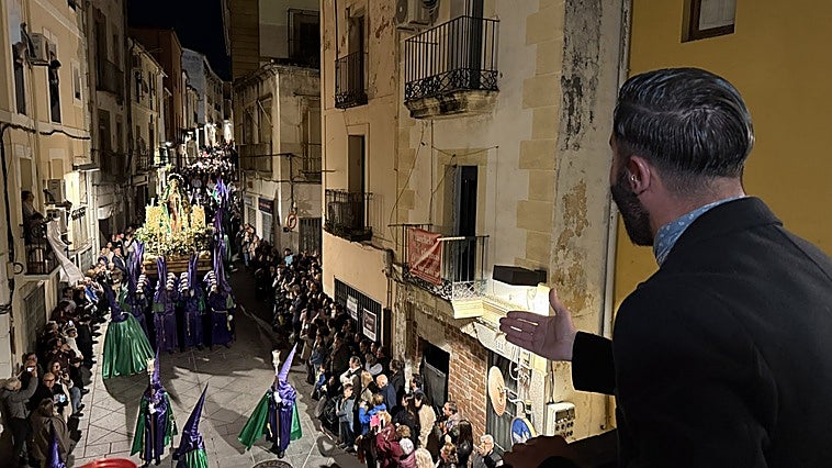 El silencio se adueña de la noche y emociona desde los balcones