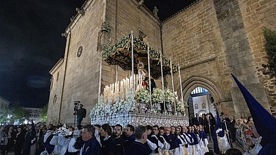 La Esperanza desata el fervor popular el Miércoles Santo en Cáceres